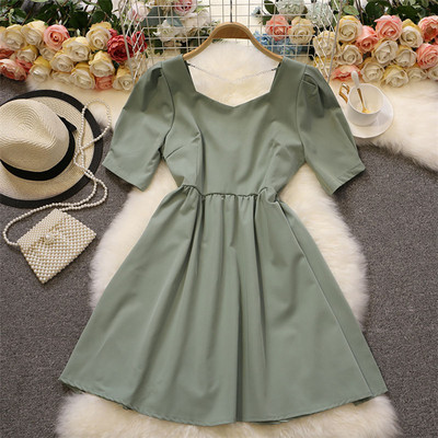 Ženska haljina s kratkim rukavima i trakom