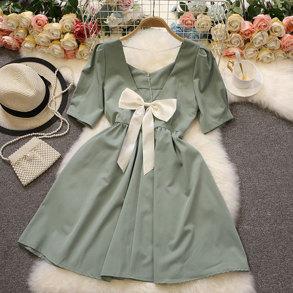 Ženska haljina s kratkim rukavima i trakom