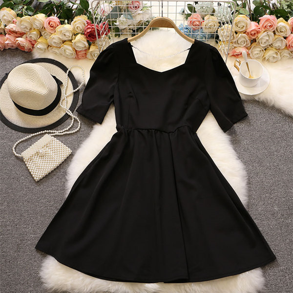 Ženska haljina s kratkim rukavima i trakom