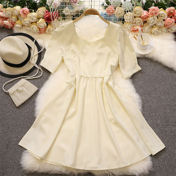 Ženska haljina s kratkim rukavima i trakom