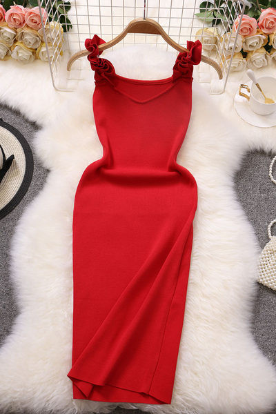 Praegune lokkidega naiste kleit