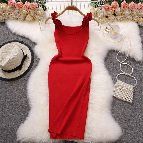 Praegune lokkidega naiste kleit