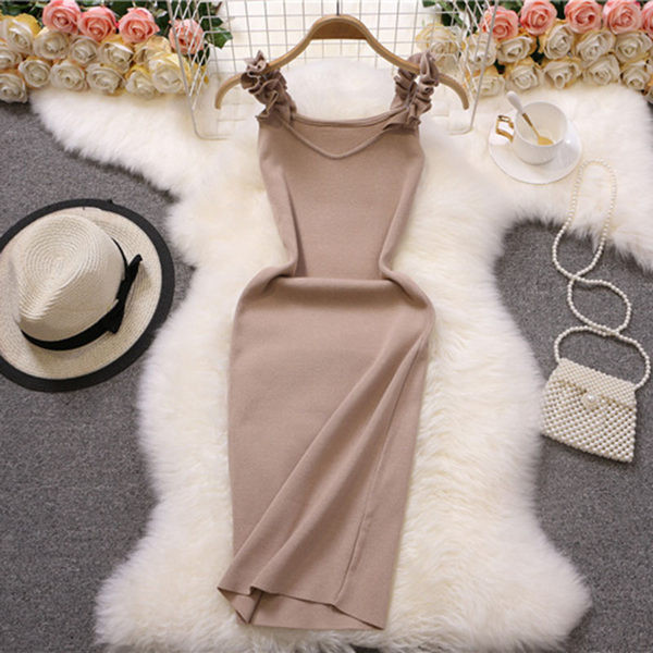 Praegune lokkidega naiste kleit