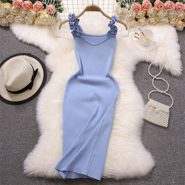 Praegune lokkidega naiste kleit