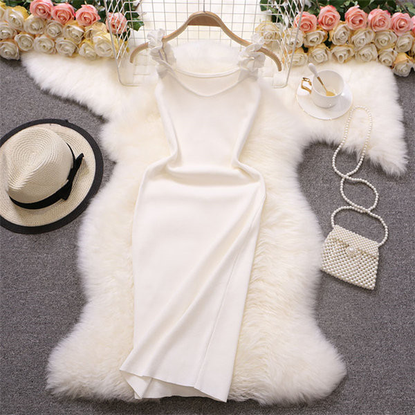 Praegune lokkidega naiste kleit