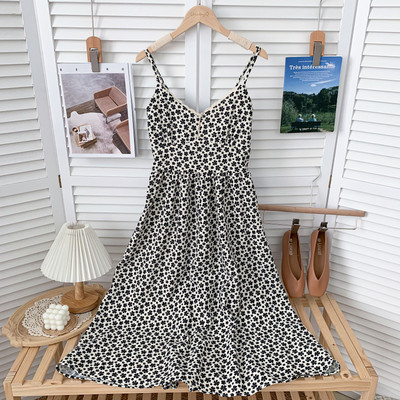 Ежедневна дамска разкроена рокля с тънки презрамки и шпиц деколте