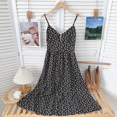 Ежедневна дамска разкроена рокля с тънки презрамки и шпиц деколте