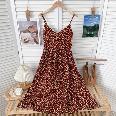 Ежедневна дамска разкроена рокля с тънки презрамки и шпиц деколте