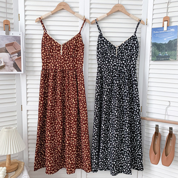 Ежедневна дамска разкроена рокля с тънки презрамки и шпиц деколте