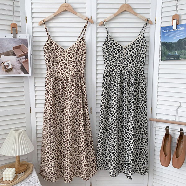 Ежедневна дамска разкроена рокля с тънки презрамки и шпиц деколте