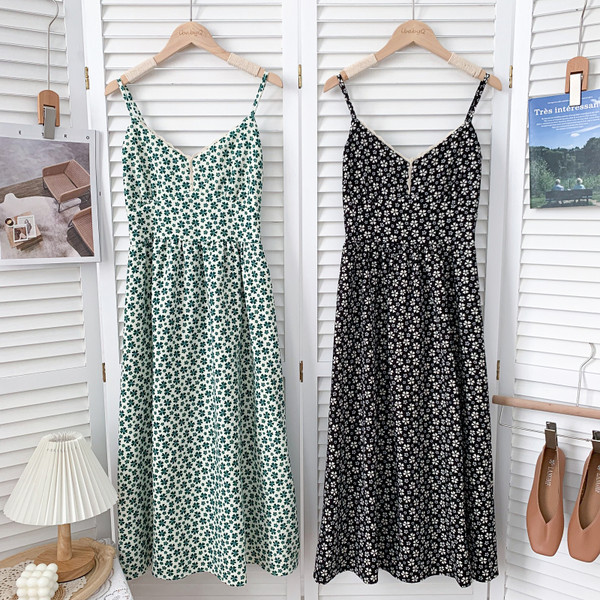 Ежедневна дамска разкроена рокля с тънки презрамки и шпиц деколте