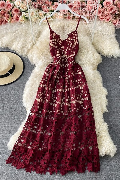 Naiste pikk pitskleit õhukeste rihmadega