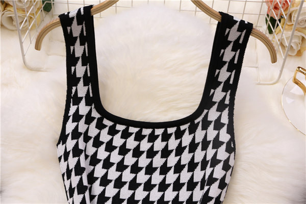 Нов модел дамска рокля с квадратно деколте