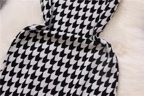 Нов модел дамска рокля с квадратно деколте