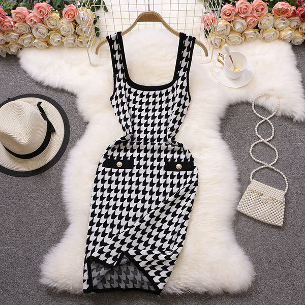 Нов модел дамска рокля с квадратно деколте