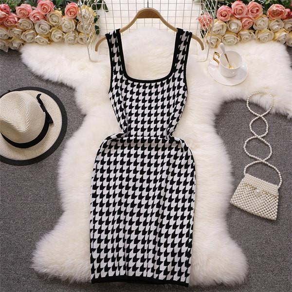 Нов модел дамска рокля с квадратно деколте