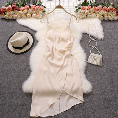 Asimetrična ženska haljina na tanke naramenice