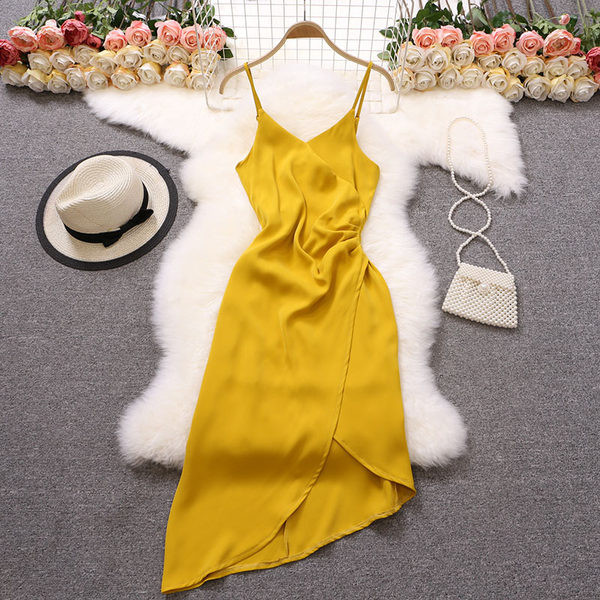 Asimetrična ženska haljina na tanke naramenice