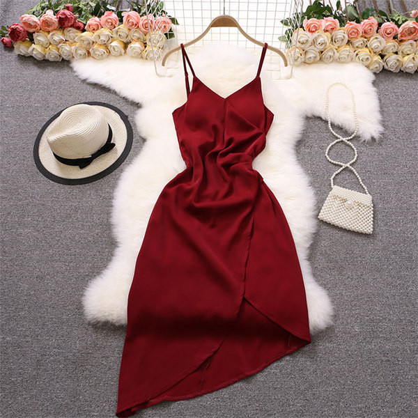 Asimetrična ženska haljina na tanke naramenice