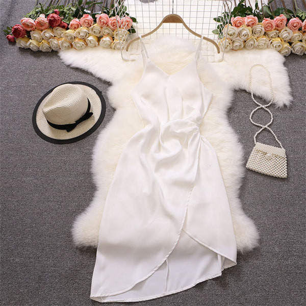 Asimetrična ženska haljina na tanke naramenice