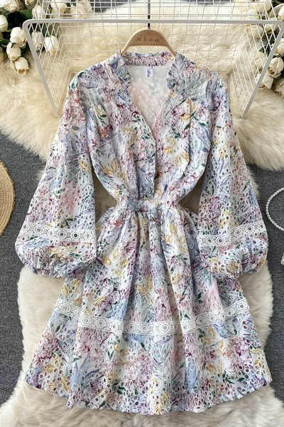 Spalvinga moteriška suknelė su špicine iškirpte ir nėriniais