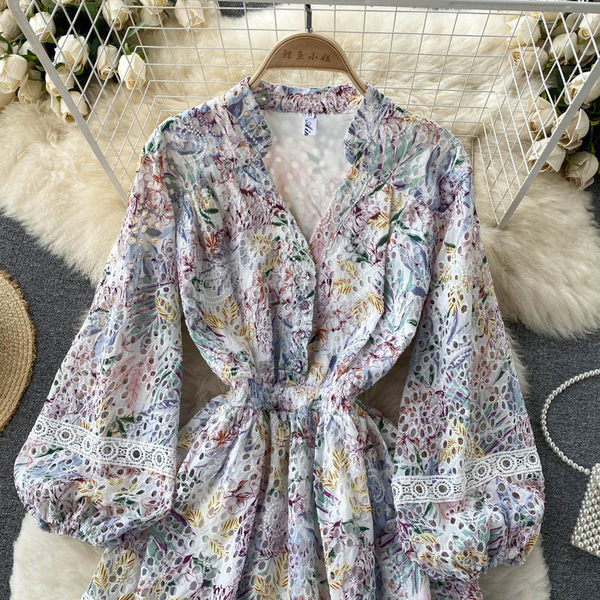 Spalvinga moteriška suknelė su špicine iškirpte ir nėriniais