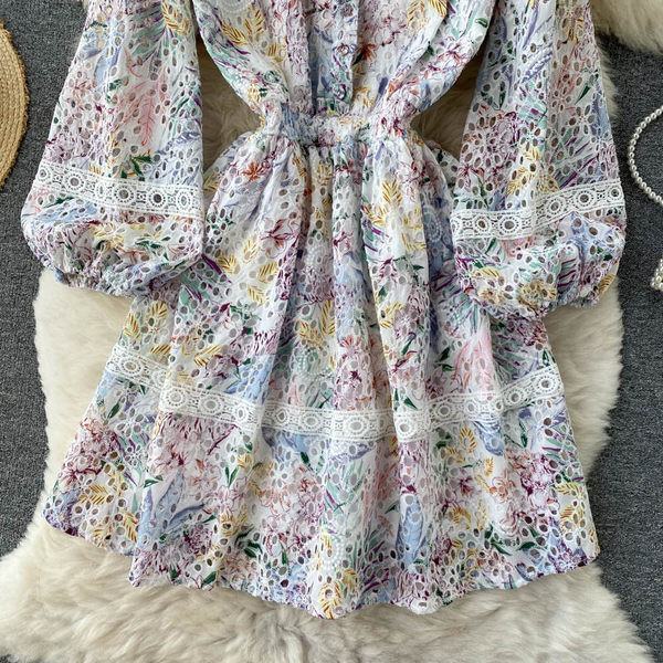 Spalvinga moteriška suknelė su špicine iškirpte ir nėriniais