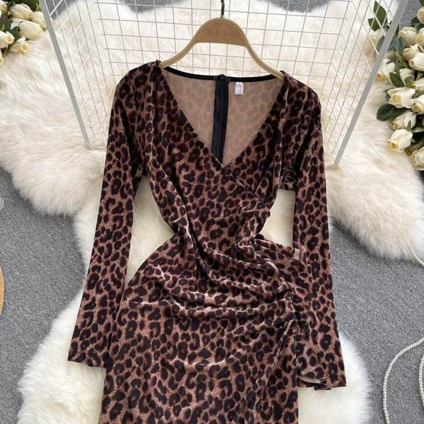 Дамска рокля от кадифе с леопардов принт