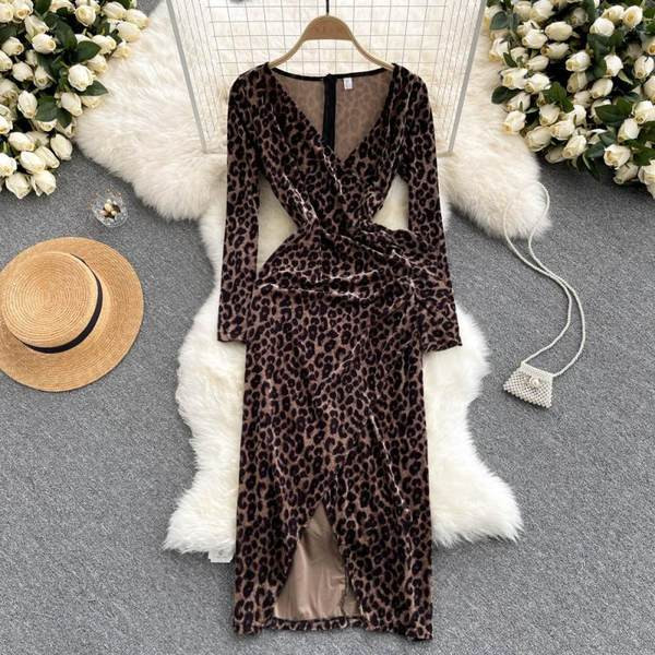 Дамска рокля от кадифе с леопардов принт