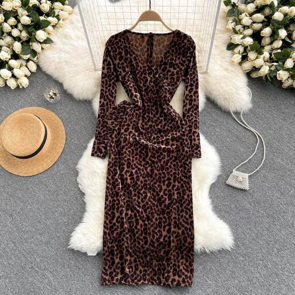 Дамска рокля от кадифе с леопардов принт