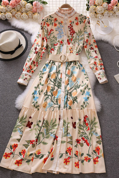 Pikk naiste kleit vöö ja lillemotiividega