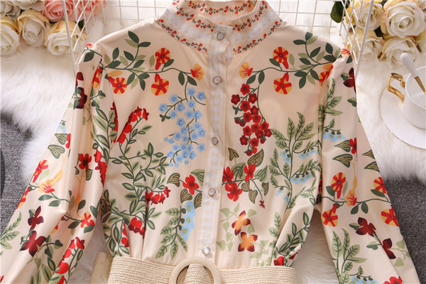 Pikk naiste kleit vöö ja lillemotiividega