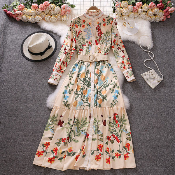 Pikk naiste kleit vöö ja lillemotiividega