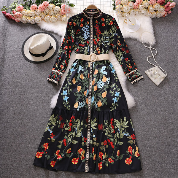 Pikk naiste kleit vöö ja lillemotiividega