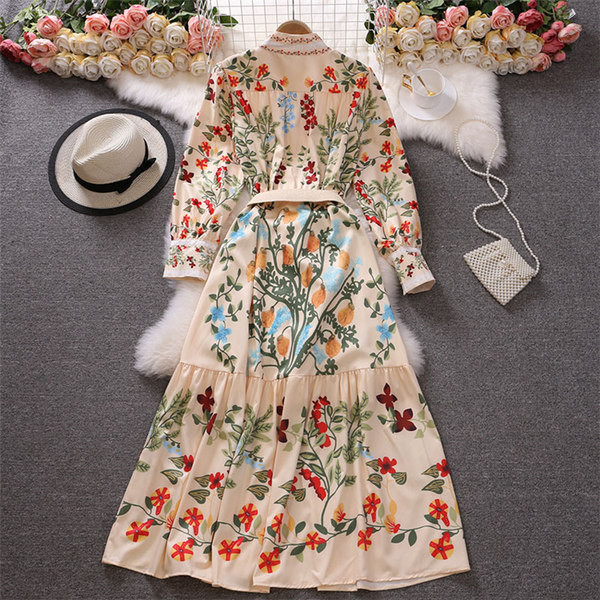 Pikk naiste kleit vöö ja lillemotiividega