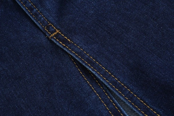 Дълга дънкова пола с асиметрично  закопчаване и цепка