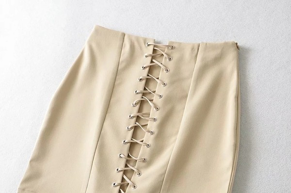 Lühike lipsudega seelik naistele