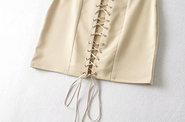 Lühike lipsudega seelik naistele