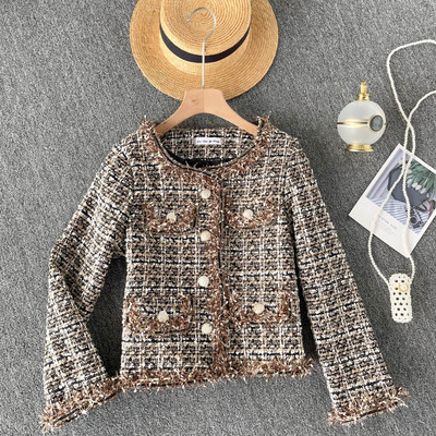 Naiste mantel nööpide ja ümara kaelusega