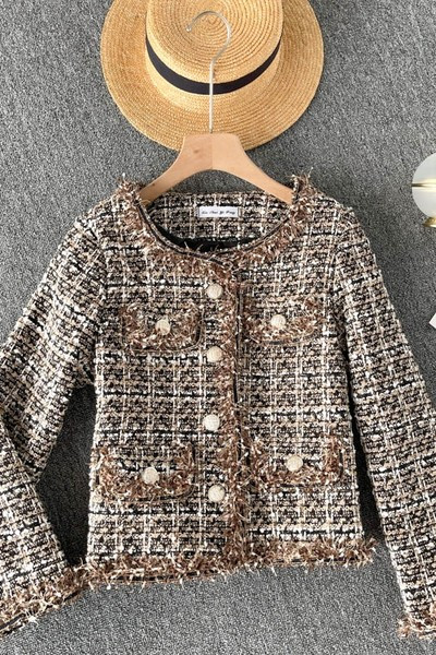 Naiste mantel nööpide ja ümara kaelusega