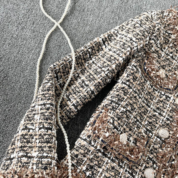 Naiste mantel nööpide ja ümara kaelusega