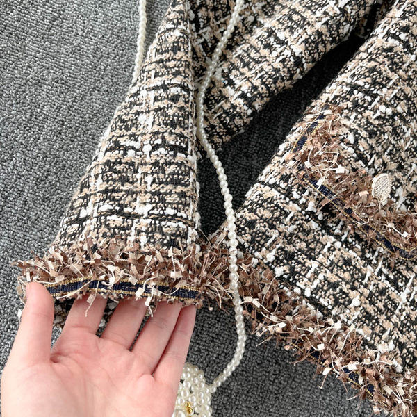 Naiste mantel nööpide ja ümara kaelusega