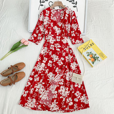 Uue mudeli naiste lõikega, spitsikaelusega kleit