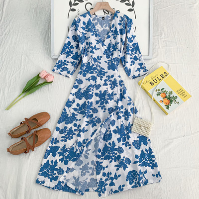 Uue mudeli naiste lõikega, spitsikaelusega kleit