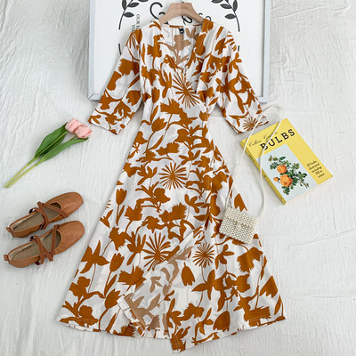 Uue mudeli naiste lõikega, spitsikaelusega kleit