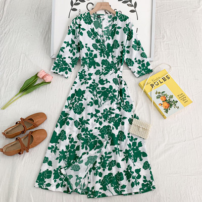 Uue mudeli naiste lõikega, spitsikaelusega kleit