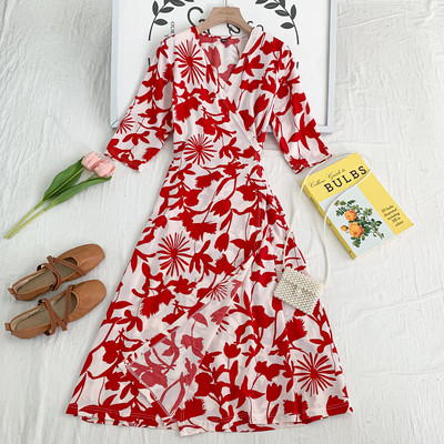 Uue mudeli naiste lõikega, spitsikaelusega kleit