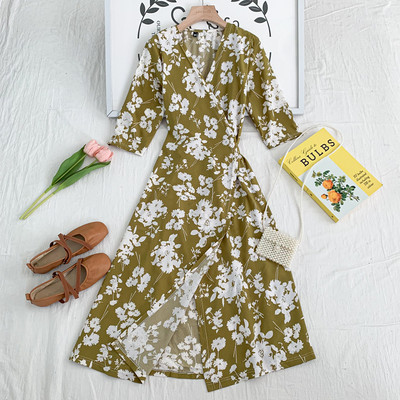 Uue mudeli naiste lõikega, spitsikaelusega kleit