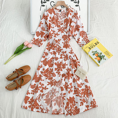 Uue mudeli naiste lõikega, spitsikaelusega kleit