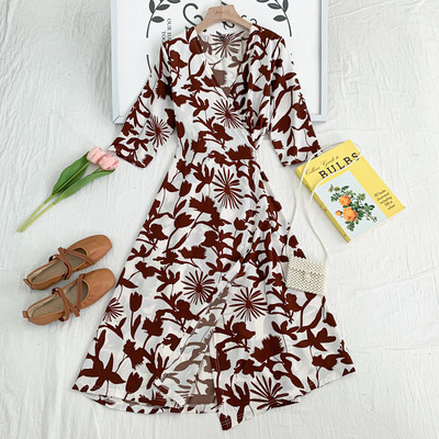 Uue mudeli naiste lõikega, spitsikaelusega kleit